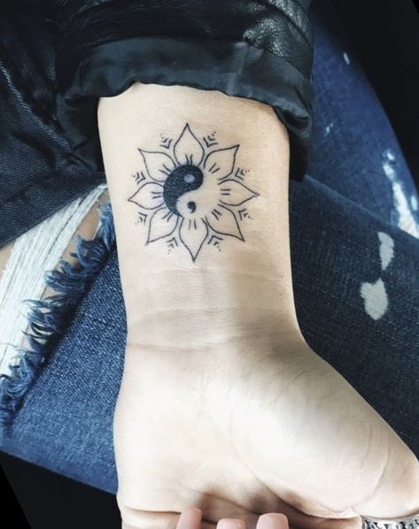 Yin Yang Flower Tattoo, Bestie Tats, Jing Y Jang, Meaning Tattoos, Ying Yang Tattoo, Yin Yang Designs, Sailor Moon Tattoo, Hidden Tattoos, Hand Tattoos For Girls