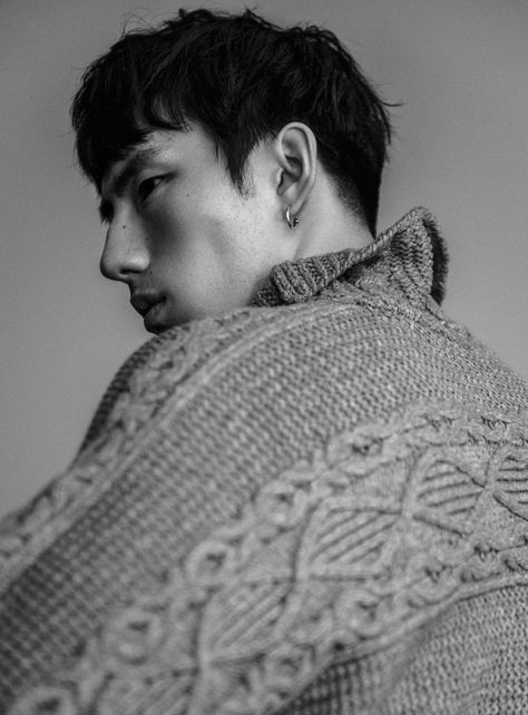 Winter Photoshoot Men, Vogue Men Editorial, Men Editorial Photography, Male Photoshoot, Male Portrait Poses, Asian Male Model, 2017 Runway, Burberry Sweater, Mens Photoshoot Poses