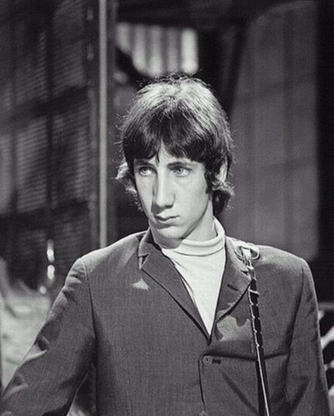 A young Pete Townshend, The Who, 1965. John Entwistle, Behind Blue Eyes, Roger Daltrey, Pete Townshend, Swinging London, Magazine Images, British Invasion, Pop Rock Bands, Event Photos