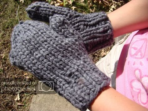 rib cuff outsider mittens Crochet Baby Mittens, Knitted Mittens Pattern, Knitting Patterns Free Sweater, Crochet Mittens, Knitting Instructions, Mittens Pattern, Crochet Gloves, Easy Knitting Patterns, Knit Mittens