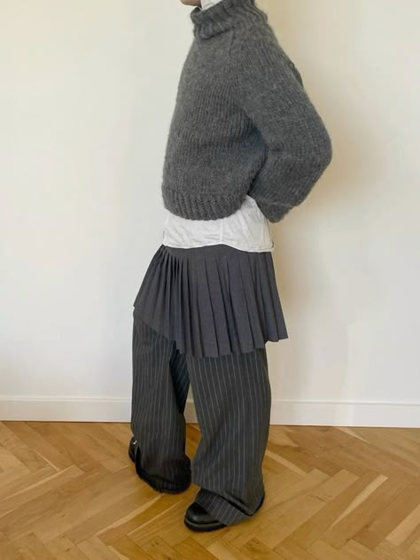 𝘖𝘶𝘮𝘢𝘺𝘮𝘢 (@ooumsgh) on X Winter Fits Layering, Layering Skirts Over Pants, Skirt Style Winter, How To Layer Clothes For Winter, Grey Pleated Skirt Outfit, Layer Fashion, Winter Layering Outfits, Grey Pleated Skirt, Winter Lookbook