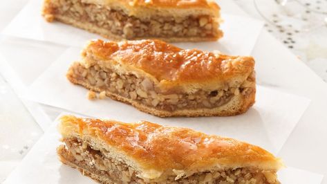 This traditional nut and honey sweet treat is made remarkably easy when refrigerated crescent roll dough is used as its base. Crescent Dessert Recipes, Crescent Recipes, Baklava Recipe, Pillsbury Recipes, Crescent Roll Recipes, Crescent Roll Dough, Pie Bar, Crescent Rolls, Biscuit Recipe