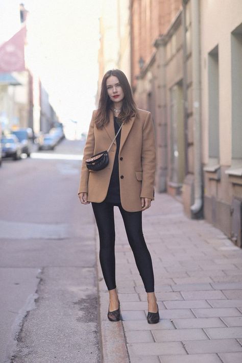 Outfit: oversize camel blazer + red lips Tan Blazer Outfits, Camel Blazer Outfit, Oversize Blazer Outfit, Camel Coat Outfit Classy, Camel Coat Outfit Casual, Caroline Blomst, Camel Coat Outfit, Camel Blazer, Outfit Oversize