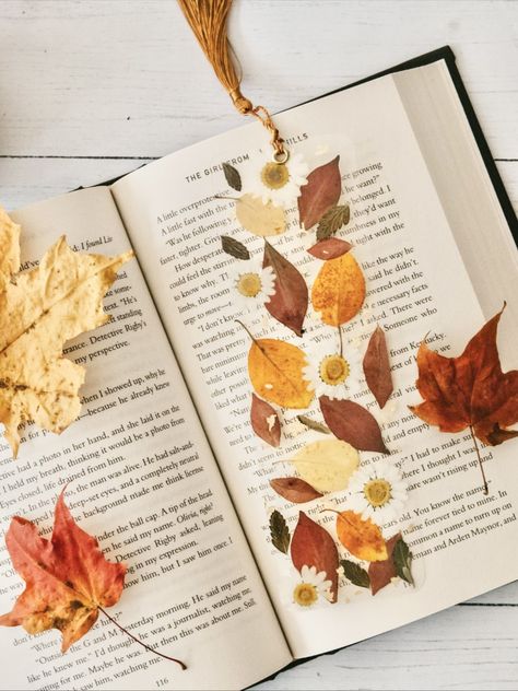 Fall Pressed Flowers, Diy Leaf Bookmarks, Pressed Leaf Bookmarks, Fall Pressed Flower Art, Pressed Fall Leaves, Diy Fall Bookmarks, Fall Flower Crafts, Fall Book Marks, Fall Bookmarks Diy