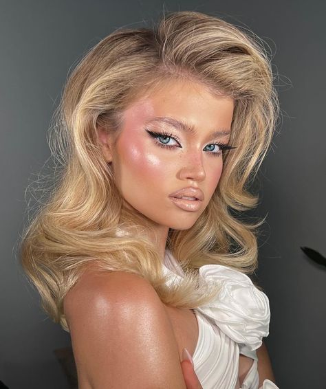 #makeup #glam Blonde Bombshell Makeup, Fire Makeup, Makeup 2024, Bombshell Makeup, Makeup Glam, Blonde Curly Hair, Glam Makeup Look, Glamorous Makeup, Instagram Style