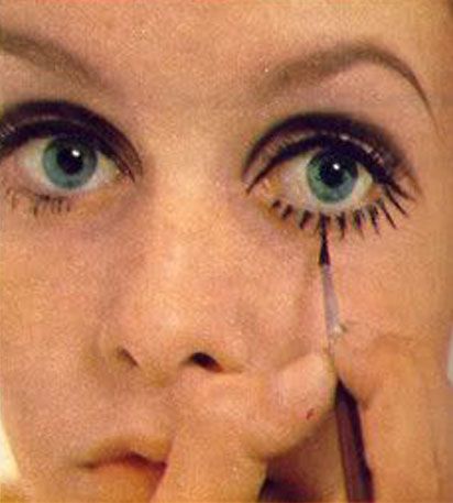 Twiggy 1960s, Twiggy 60s, 1960s Makeup, Twiggy Makeup, 60s Makeup, Bottom Lashes, 70s Makeup, Makeup Drawing, Retro Makeup