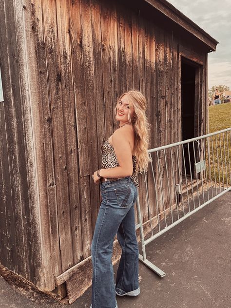 Trouser jeans Country Jeans Outfit, Clothing Aesthetics, Country Jeans, Western Fits, Tiktok Ideas, Vintage Soul, Summer Fits, Going Out Outfits, Trouser Jeans