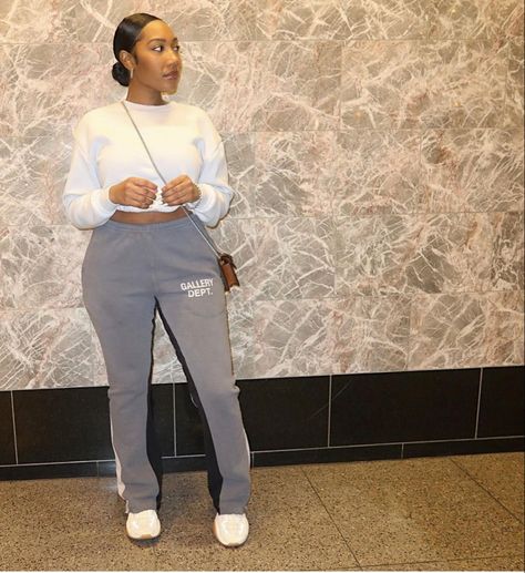 Comfy date night outfit Gallery Dept Pants Outfit Black Women, Gallery Dept Flare Sweatpants Outfit, Sweats With Crop Top Outfit, Gallery Dept Sweatpants Outfit, Flare Sweats Outfit, Gallery Dept Outfit Black Women, Gallery Dept Sweats, Sweat Pants Outfit Baddie, Flare Sweatpants Outfit