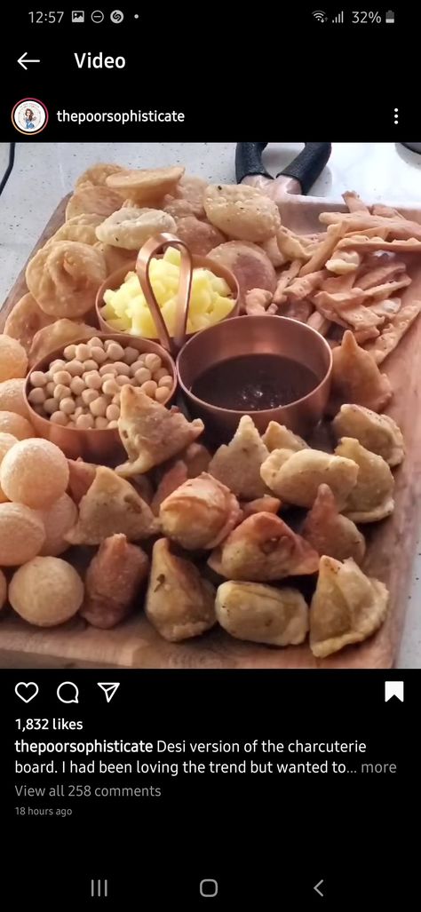 -samosas -kachori -namak paray - gol gappay - aloo, Channay, chutneys Samosa Charcuterie Board, Samosa Board, Food Decor, Dessert Appetizers, Samosa, Bday Ideas, Food Decoration, Charcuterie Board, Chutney