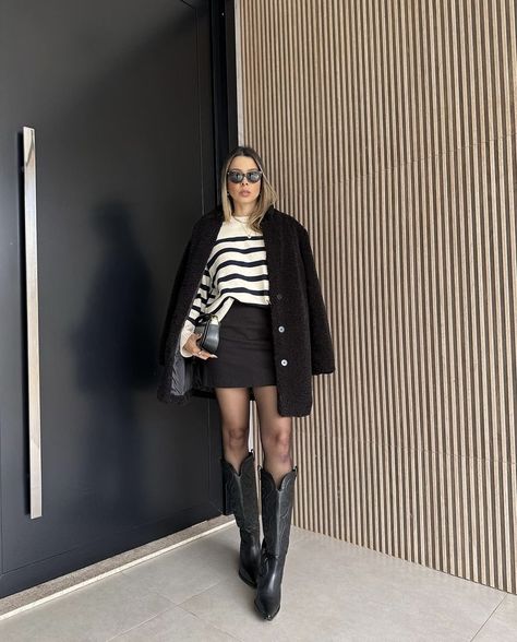 Cowboy Boots Dress Outfit Winter, Tall Black Western Boots Outfit, Black Skirt Cowboy Boots Outfit, Outfit Black Cowboy Boots, Black Knee High Cowboy Boots Outfit, Cowboy Black Boots Outfit, Botines Cowboy Outfit, Cowboy Boots Work Outfit, Botas Cowboy Outfit