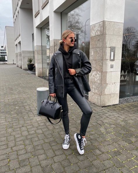 How To Style Leather Leggings, Cute Hoodie Outfit, Leather Leggings Outfits, Style Leather Leggings, Leather Leggings Look, Hoodie Outfits, Outfits To Try, Leather Leggings Outfit, Leggings Outfits