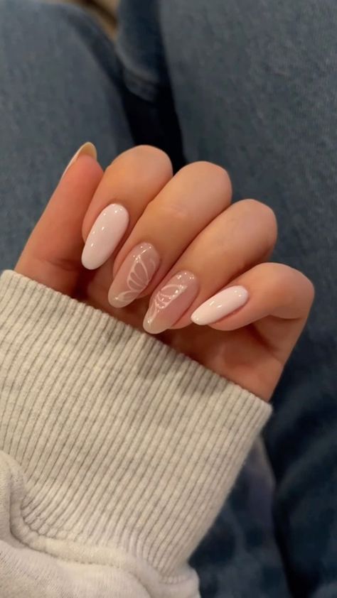 Simple Nails Ideas Summer, Simple Minimalist Nail Art, Gel Full Set Nails Almond, Simple Design On Nails, Nails Inspiration Floral, Short Almond Butterfly Nails, Butterfly Nails Oval, Simple Nails Butterfly, Summer Minimalistic Nails