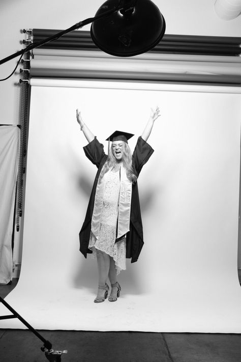 Studio Graduation Photos, Graduation Photography Studio, Graduation Photo Studio, Graduation Studio Photoshoot, Graduation Studio Photoshoot Ideas, Graduation Photoshoot Studio, Graduation Photo Shoot, Cap And Gown Photos, Grad Shoot