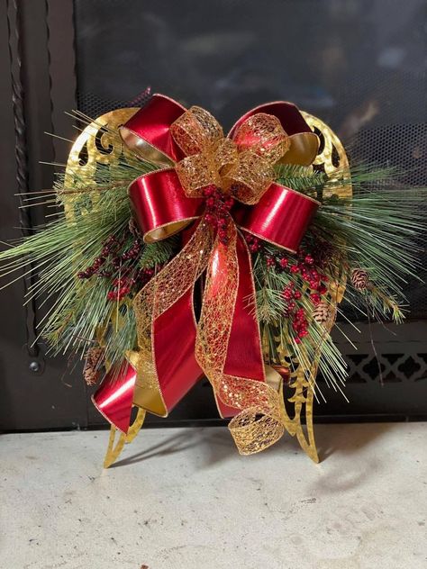 Angel Wing Floral Arrangements, Angel Wing Crafts, Cemetary Decorations, Christmas Metal, Angel Wings, Red Flowers, Floral Arrangements, Angel, Flowers