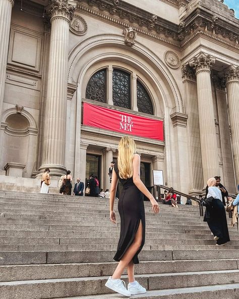 The girl with blonde long hair is walking the MET stairs from metropolitan museum of art in New York NYC. She is wearing air force 1 and is looking effortlessly pretty. She has elegant, smart casual style. Her outfits are very aesthethic and Pinterest inspired. The background is from Gossip girl - the MET stairs in NYC - iconic places in New York. Met Stairs Nyc, Met Museum Nyc Outfit, Museum Visit Outfit, New York Must See, Museums In Nyc, Ig Photos, Lingerie Photography, Ny Trip, Museum Fashion