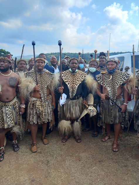 Mozambique Traditional Attire, Zulu Traditional Attire For Men, Ndebele Traditional Attire, Zulu Traditional Attire, Zulu Warrior, History Pics, Egypt Fashion, Afro Fashion, African Theme