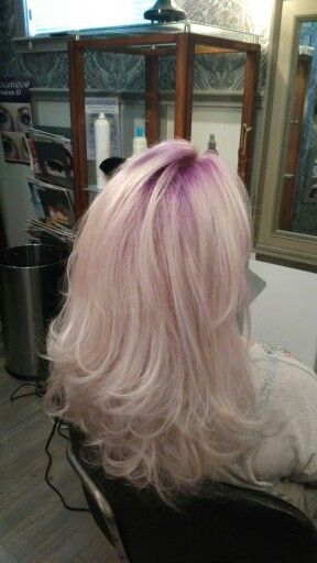 Purple Roots color Blonde Hair With Colored Roots, Dyed Roots On Blonde Hair, Blonde Hair Purple Roots, Purple Roots Blonde Hair, Pink Roots Blonde Hair, Platinum Hair Ideas, Balayage Purple, Colored Roots, Hair Color Cherry Coke