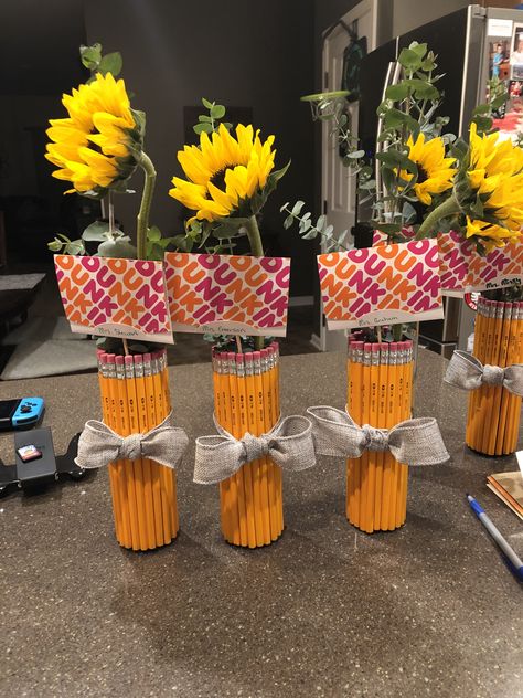 Teacher Centerpieces, Teaching Classroom Decor, Pencil Vase, Handmade Teacher Gifts, Appreciation Gifts Diy, Teacher Appreciation Gifts Diy, School Craft, Teachers Day Gifts, Diy Teacher Gifts