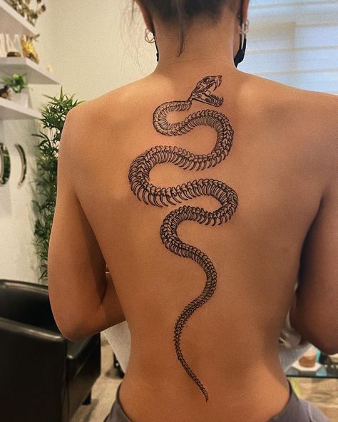 Axanthic Ink on Instagram: “Thanks for coming @armanii.b, happy birthday 🖤” Beautiful Back Tattoos, Spine Tats, Tattoo Ideas Inspiration, Flower Spine Tattoos, Spine Tattoo Ideas, Snake Tattoos, Intricate Artwork, Petite Tattoos, Pretty Tattoos For Women