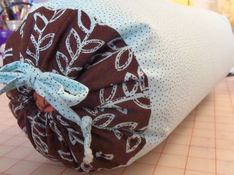 How to Make a Bolster/Neck Roll/Tube Pillow Case                                                                                                                                                                                 More Tube Pillow, Embroidery Pillows, Quilt Stitches, Pillows Diy, Cylinder Pillow, Sew Ideas, Neck Roll Pillow, Easy Pillows, Pillow Cases Diy