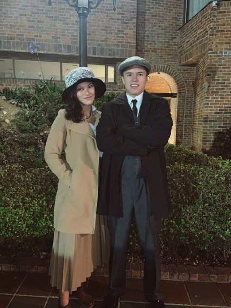 Pesky Blinders Costumes, Peaky Blinders Couple Costume, Speakeasy Attire, Peaky Blinders Costume Women, Peaky Blinders Halloween, Scary Couple Halloween Costumes, Peaky Blinders Outfit, Peaky Blinders Fashion, Peaky Blinders Costume