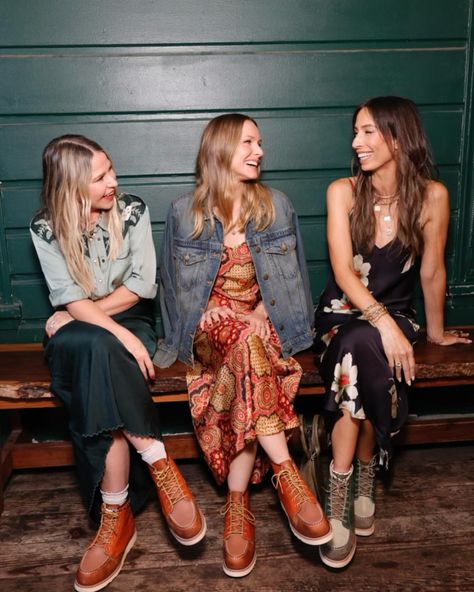 kristen bell | Babes and boots 🥾 (And Summer and Veronica ❤️) Thank u @emilyandmeritt and @thisisthegreat_ for a lovely dinner at @freakinalltime with… | Instagram Kristen Bell Style, Kristen Bell, Thank U, Hairstyles With Bangs, Bangs, Boots, Hair, Instagram