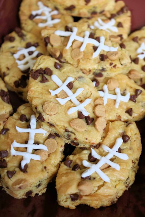 Try these Easy Football Chocolate Chip Peanut Butter Blondies for your next tailgating party! These are the BEST peanut butter blondies and guests will love the cute football shape! #blondies #peanutbutterblondies #footballdesserts #tailgating Chewy Blondies Recipe, Best Blondies, Best Blondies Recipe, Football Desserts, Peanut Butter Blondies, Hot Fudge Cake, Hot Chocolate Fudge, Chocolate Chip Blondies, Trifle Desserts