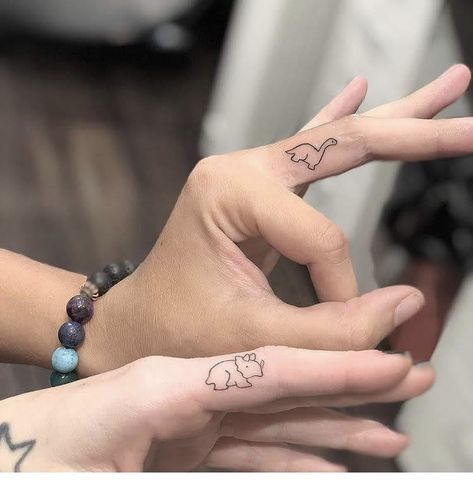 Fingers Tattoo, Matching Bff Tattoos, Cute Finger Tattoos, Small Finger Tattoos, Bestie Tattoo, Dinosaur Tattoos, Tattoo Zeichnungen, Sibling Tattoos, Marriage Ring