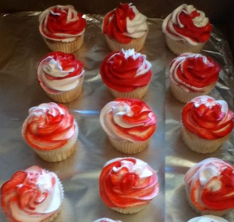 Beau Saved To Instagramcaja Para Un Cupcake - FC8 Red And White Swirl Cupcakes, Swirled Frosting, Peppermint Frosting, Cream Filled Cupcakes, Cupcakes Sprinkles, Brain Cupcakes, Alice In Wonderland Cupcakes, Baking Bad, Crab Feast