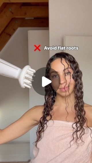 Dr. Niloofar Ghanbari | all-natural hair & skin care formulator on Instagram: "🌸to avoid flat roots in your curly hair routine, try styling the front section separate from the sides:  1. Separate your hair from eyebrow to eyebrow all the way back to apex.  2. Style this section tow by row, towards the face and then throw it back  Doing this method you will see the curling root even before drying your hair.  👉🏼diffuse dry upside down for at least 5 or 10 minutes to dry the roots effectively.  Here’s how you can achieve frizz-free volume at the roots with root curling 🙌  You can apply my product CAST at the roots to moisturize scalp and to lift the roots for great volume ♥️ @_niloolife   🇩🇪Um flache Ansätze in deiner Lockenroutine zu vermeiden, versuche, den vorderen Bereich separat vo How To Avoid Flat Roots Curly Hair, Hair Care Business, Root Volume, Scalp Moisturizer, Throw It Back, Hair Techniques, Curly Hair Routine, Hair Routine, The Way Back