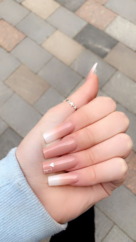 Nails With The Letter R On Them, Acrylic Nail Designs Boyfriend Initial, Nails Inspiration Initial, Nails With Bf Name, Nude Nails With Initial, Nails With R Initial, J Nails Initial, Relationship Nails, Acrylic Nails With Initials