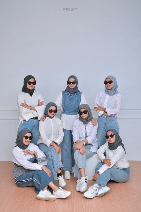 Group Photo Poses, Group Picture Poses, Digital Photography Lessons, Friendship Photoshoot, Graduation Photography Poses, Studio Poses, Friend Pictures Poses, Bff Photoshoot Poses, Bff Photoshoot