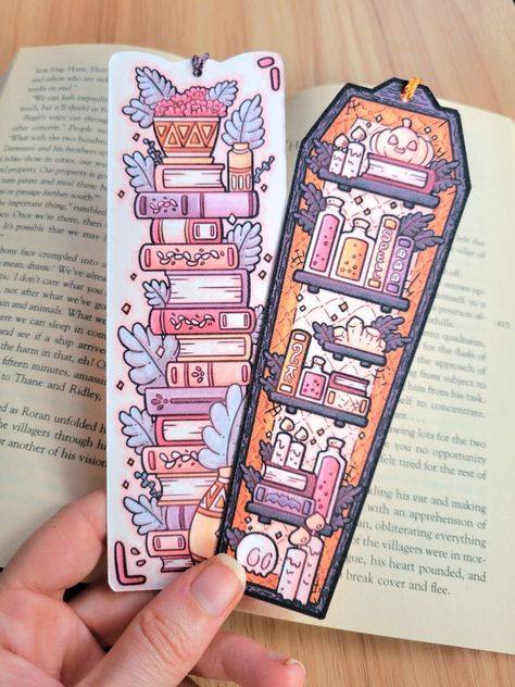 Spooky Bookmarks Diy, Book Mark Aesthetic, Bookmark Drawing Ideas, Doodle Bookmarks, Bookmark Design Ideas, Witchy Bookmarks, Bookmark Halloween, Book Bookmarks, Spooky Bookmarks