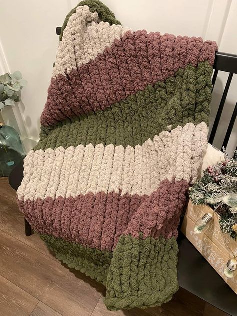 Jumbo Crochet Blanket, Hand Knit Blanket Color Combos, Chunky Knit Blanket Fall Colors, Chunky Knit Blanket Color Ideas, Colourful Chunky Crochet Blanket, Chunky Knit Blanket Pattern Color Combos, Patchwork Chunky Knit Blanket, Blanket Puffy, Yarn Bag Tutorial