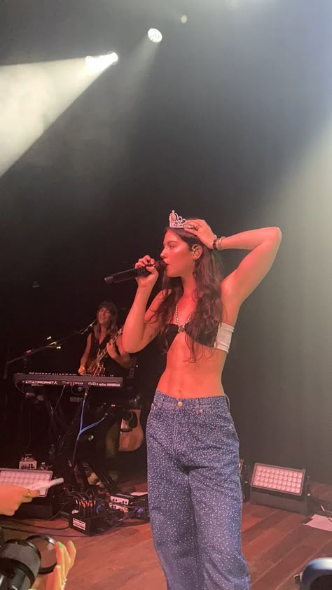 Gracie Abrams Iconic Outfits, Gracie Abrams Performance Outfits, Gracie Abrams Halloween Costume, Gracie Abram’s Outfits, Gracie Abram’s Concert Outfit, Gracie Abrams Style, Gracie Aesthetic, Gracie Abrams Concert, Gracie Slaybrams