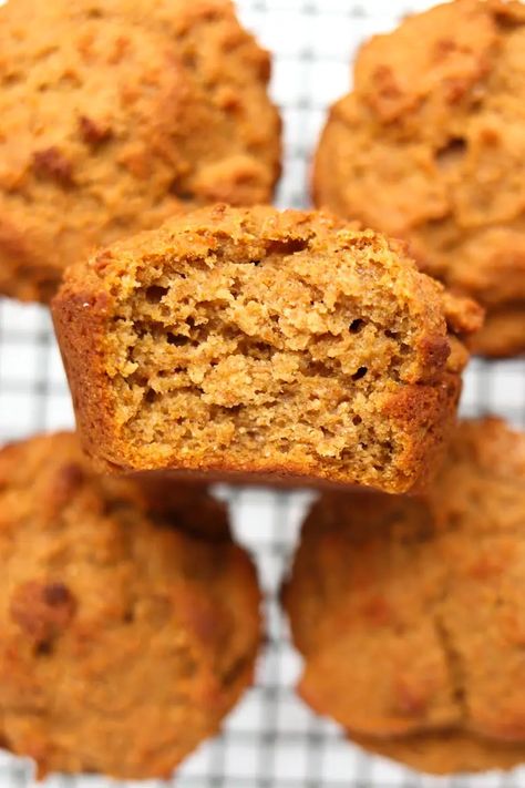 These healthy Pumpkin Protein Muffins make for a great snack or breakfast full of protein, not high in sugar, plus all the fall flavor! #pumpkinmuffins #breakfast #muffins #snack #fallfood #greekyogurt #wholewheatflour Pumpkin Protein Muffins, High Protein Muffins, Muffins Paleo, Pumpkin Protein, Protein Ideas, Pea Protein Powder, Leftover Pumpkin, Cornbread Muffins, Protein Muffins