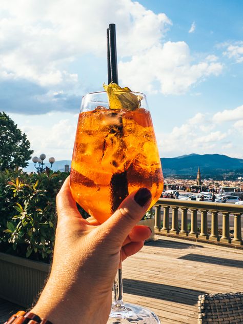 Aperol Spritz in Florenz Big Wine Glass, Aperol Spritz Recipe, Spritz Recipe, Italian Cocktails, Portofino Italy, Genoa Italy, Sweet Cocktails, How To Make Pesto, Italy Itinerary