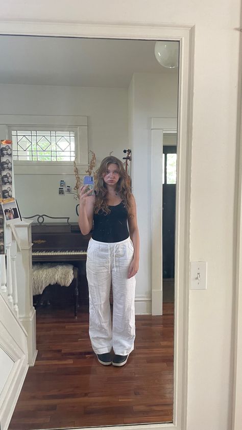 White Linen Pants Outfit Midsize, Summer Non Revealing Outfit, Linen White Pants Outfit Summer, Summer Outfit Not Revealing, Linen Pants Outfit Summer Plus Size, Outfits With White Linen Pants, Linen Pants Outfit Plus Size, Linen Pants Summer Outfit, Linen White Pants