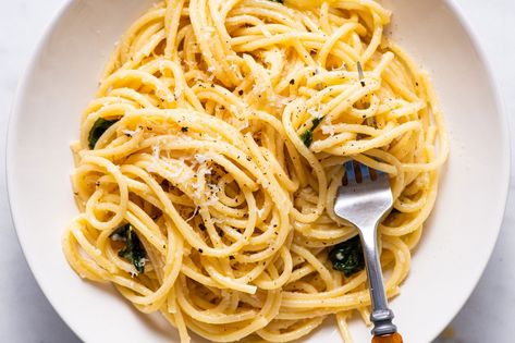 This no-cook spaghetti sauce is a weeknight savior, even for beginner cooks. Giada De Laurentiis Recipes, Lemon Ricotta Cookies, Giada Recipes, Lemon Spaghetti, Lemon Pasta, Grilled Zucchini, Giada De Laurentiis, Cooking For Beginners, Easy Weeknight Dinner