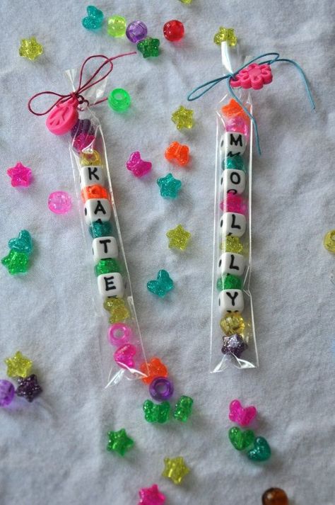 31 Party Favors for Your Little Girl's Birthday Party ... Candyland Activities For Kids, Schnee Party, Diy Kids Birthday Party, 31 Party, Stitch Party, Make Your Own Bracelet, Diy Party Favors, Party Favors For Kids Birthday, Candy Sticks