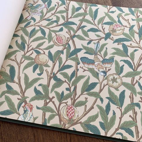 Bird And Pomegranate Wallpaper, Green Blue Interior, Pomegranate Wallpaper, Craft Paper Ideas, Wallpaper Cream, Grand Millenial, Foliage Wallpaper, Morris And Co, Block Print Wallpaper