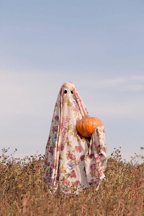 Cute Ghost Holding Pumpkin, Ghost Holding Pumpkin, Sheet Ghost, Halloween Photography, Ghost Pictures, Ghost Photos, Halloween Photoshoot, Homemade Halloween, Halloween Inspo