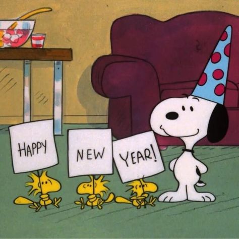 childhood nostaglia 1900s 2000s memories snoopy charlie brown cartoons Snoopy Happy New Year, Snoopy New Year, Snoopy Tattoo, Peanuts By Schulz, Snoopy Party, Baby Snoopy, Snoopy Cartoon, Snoopy Images, Snoopy Wallpaper