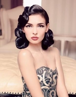 retro makeup and hair | flawless retro hair and makeup | HAIR Cabelo Pin Up, 1930s Hair, Retro Wedding Hair, Makeup Pengantin, Pin Up Hair, Pin Curls, Vintage Makeup, 짧은 머리, Retro Hairstyles