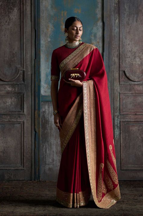 Sabyasachi Sarees Red, Red Banarasi Lehenga Bridal, Sabyasachi Banarasi Saree, Wedding Saree Indian Hindu, Sabyasachi Dupatta, Sabyasachi Red Saree, Banarasi Bridal Lehenga, Indian Winter Wedding, Indian Wedding Outfit Bride