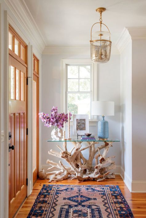 Beach Cottage Entryway, Modern Coastal Foyer Entryway, Costal Modern Interiors, Italian Beach House Interior Design, Coastal Interior Design Living Room, Eccentric Coastal, Beach Interior Design Coastal Style, West Palm Beach Interior Design, Florida House Decor