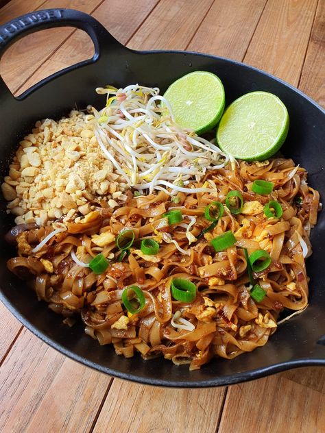 Authentique Pad Thaï - Marc Winer Pad Thai Recipe Authentic, Homemade Pad Thai, Easy Diner, Pad Thai Sauce, Pad Thai Recipe, Asian Kitchen, Thai Dishes, Batch Cooking, Thai Recipes