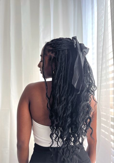 #blackribbon #ribbonhairstyle #braids #knotlessgoddessbraids #knotlessbraidswithcurls #outfits #blackandwhite #blackgirl #blackgirlshairstyles Knotless Braids Hairstyle, Marley Hair, Faux Locs Hairstyles, Bow Hairstyle, Ribbon Hairstyle, Braids With Curls, Knotless Braids, Locs Hairstyles, Goddess Braids