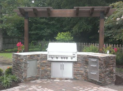 Patio kitchen Corner Grill Design, Zen Backyard, Kitchens Islands, Bbq Backyard, Pizza Oven Outdoor Kitchen, Outside Grill, Outdoor Grill Area, Curved Kitchen, Grilling Ideas