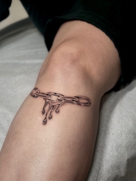 Chain Knee Tattoo, Chain Tattoos For Women, Chain Tattoos, Chrome Tattoo, Knee Tattoos, Metallic Tattoo, Chain Tattoo, Metal Tattoo, Tattoo Arm